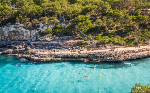 Strandansicht mit Küste in Cala Llombards